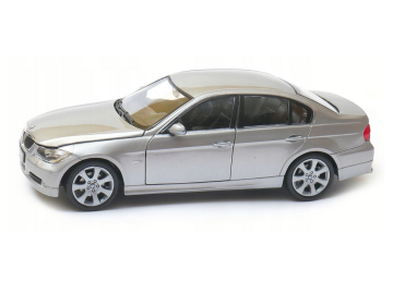 Kovinski avtomobil BMW 330i srebrn